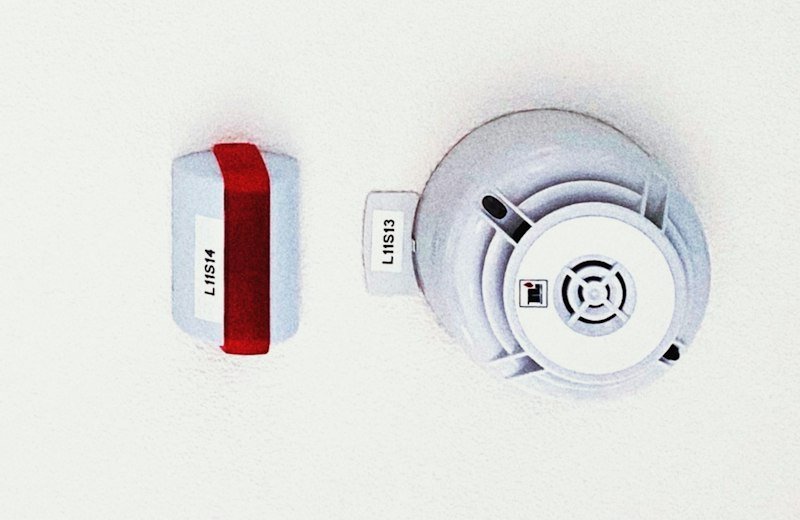 Ceiling mounted smoke detector